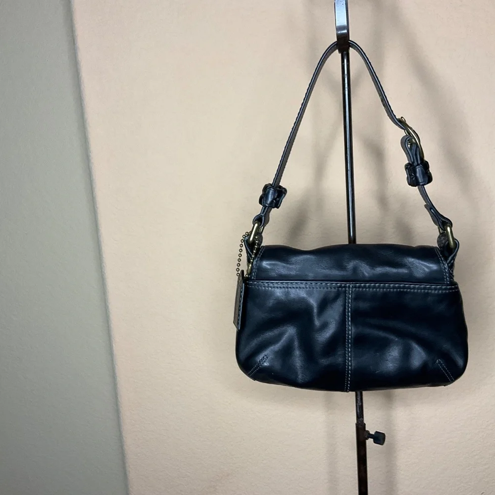 Coach Soho Black Leather Flap Shoulder Bag Brass Buckle Turnlock - Picture 4 of 14